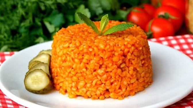 Bulgur pilavı salçalı mı olur salçasız mı?