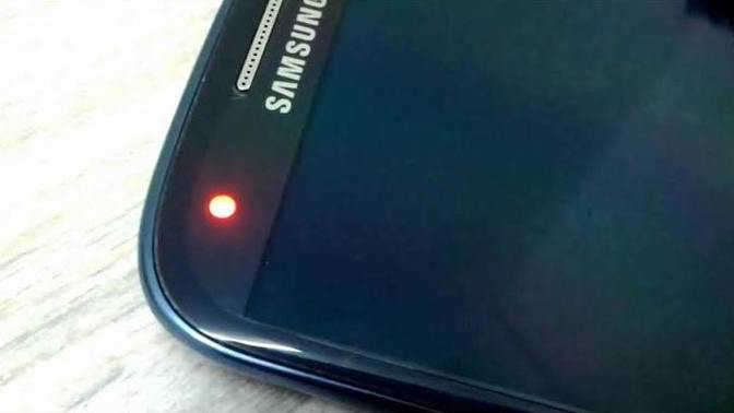 Telefonumun kamerasının yanında kırmızı ışık yanıyor. Bunu nasıl kapatabilirim?