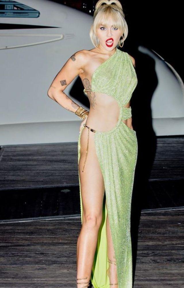 Miley Cyrus elbisesiyle dikkat çekti! Gülşen giydi bunu Sence hangisi?