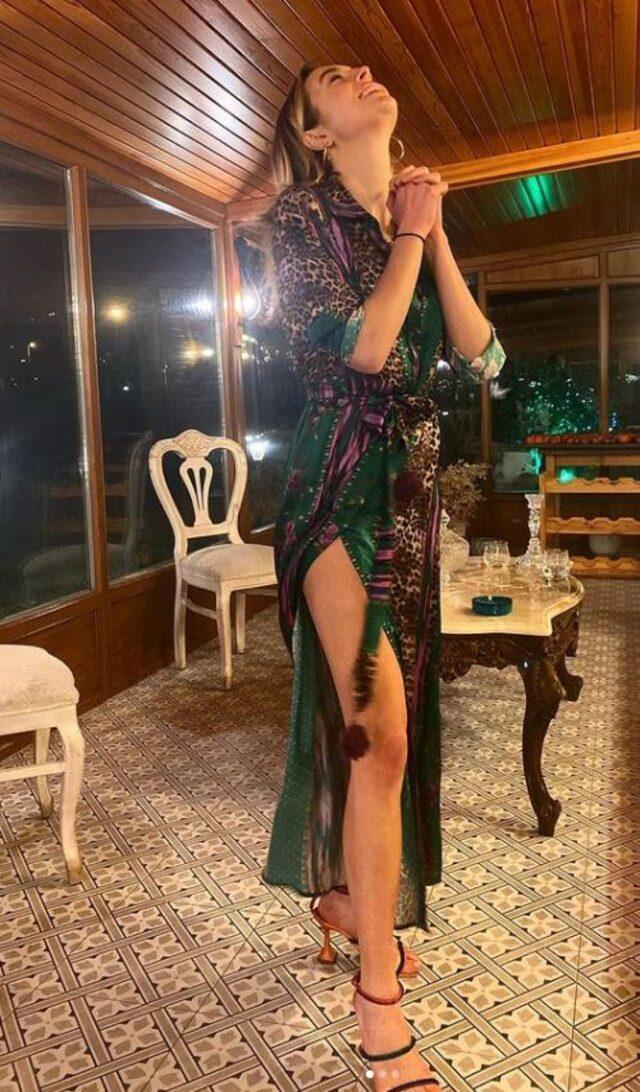 Melis Sezen bacak dekoltesiyle gündemde! Sence çok abartılmıyor mu?