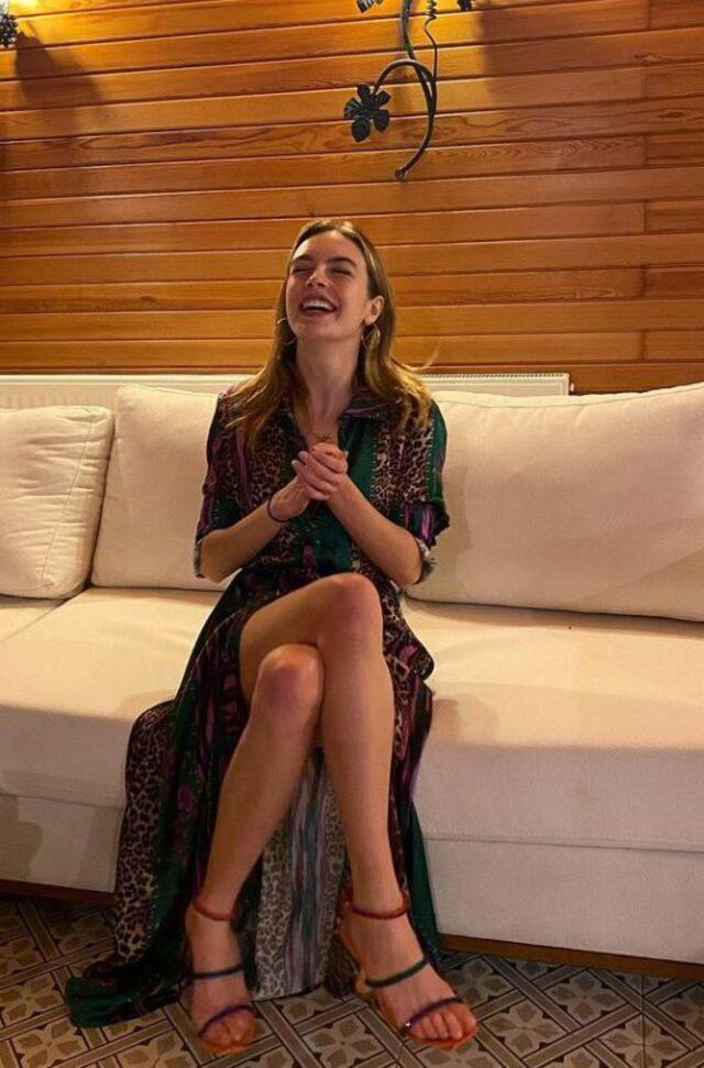 Melis Sezen bacak dekoltesiyle gündemde! Sence çok abartılmıyor mu?