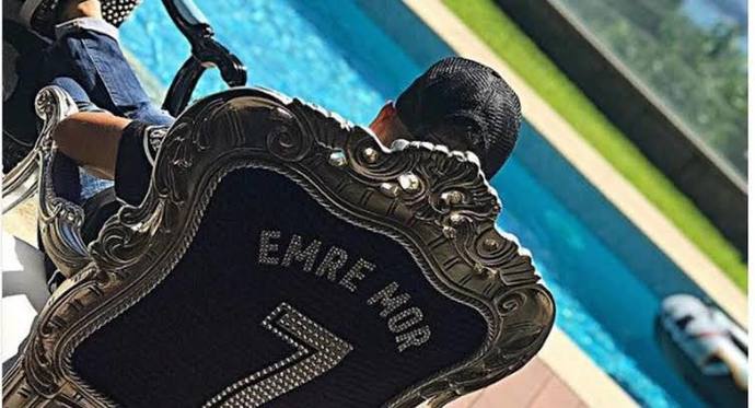 Emre Mor saç ektirmeye karar verdi! Dortmunddan Karagümrüğe kadar düşmüş Emrenin yeteneği sizde olsaydı, nerede olurdunuz?