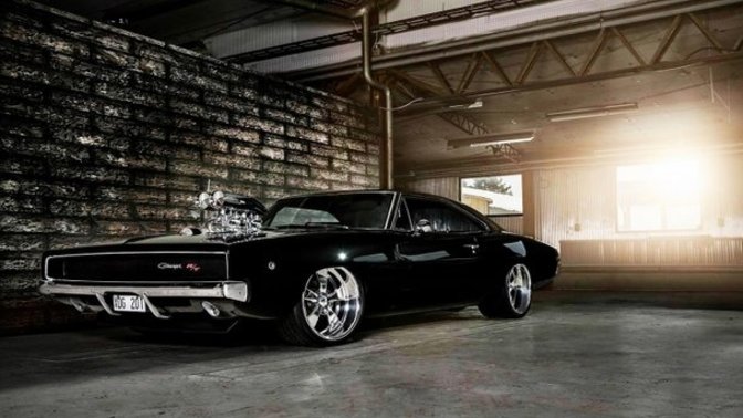 Hangi araba sizi daha çok etkiliyor? Dodge Charger mı Nissan GT-R R35 mi?