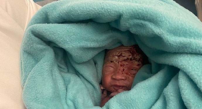 Uçak tuvaletinin çöpünde yeni doğmuş bebek bulundu. Ne düşünüyorsunuz?