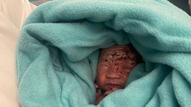 Uçak tuvaletinin çöpünde yeni doğmuş bebek bulundu. Ne düşünüyorsunuz?