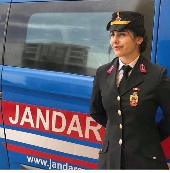 Türkiyede astsubay olmak mı yoksa yurt dışında muhasebeci olmak mı?