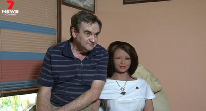 Avustralyada bir adam şişme bebeğe aşık oldu, evlilik hazırlıkları yapıyor! Sizce gerçek aşkı bulmak hayal mi?