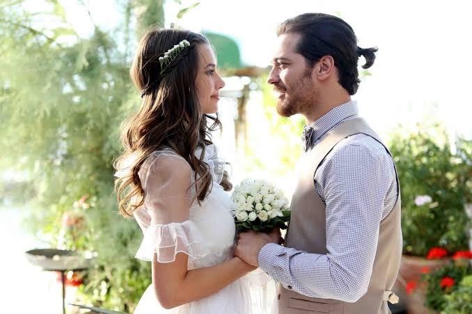 Aşk evliliği mi, mantık evliliği mi sizce?