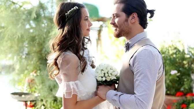 Aşk evliliği mi, mantık evliliği mi sizce?