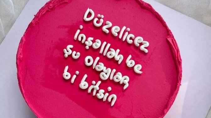 Sunucu Buket Aydın'ın yazılı doğum günü pastası dikkat çekti! Siz yazılı pasta tercih eder miydiniz?