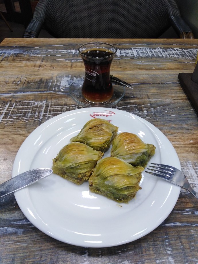Baklavanın yanında çay içmek kekoluk mudur?