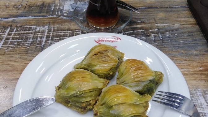 Baklavanın yanında çay içmek kekoluk mudur?