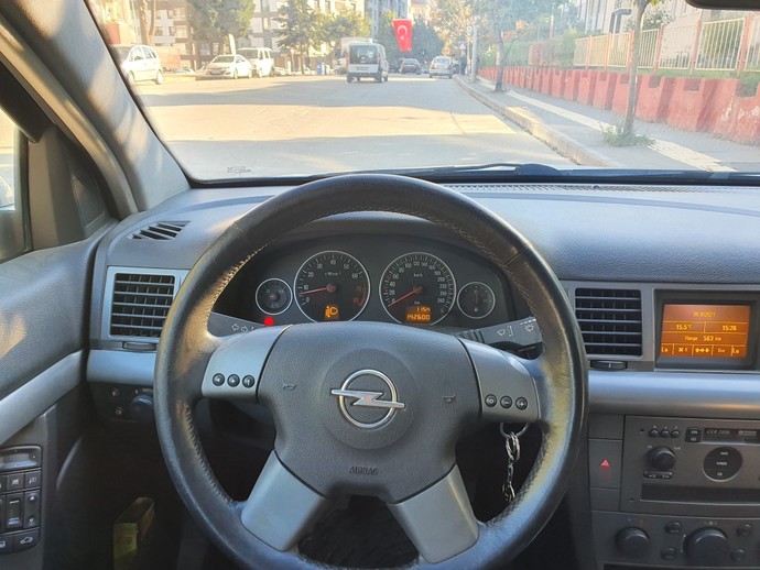 Otomatik araba tek ayakla mı kullanılmalı?
