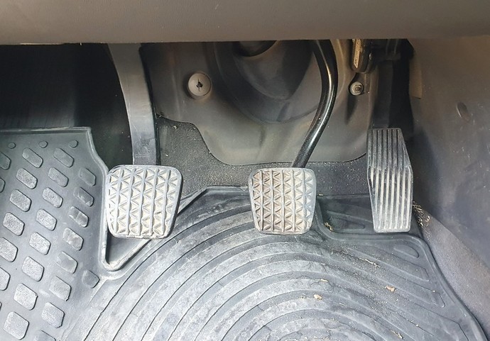 Otomatik araba tek ayakla mı kullanılmalı?