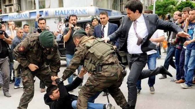 Soma’da madenciyi tekmeleyen Yerkel, Ticari Ataşe olarak atandı. Ne düşünüyorsun?