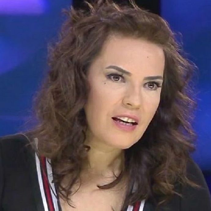 Yetişkin içerikli film oyuncusu Dana Dearmond sizce Yeşim Salkıma benziyor mu?
