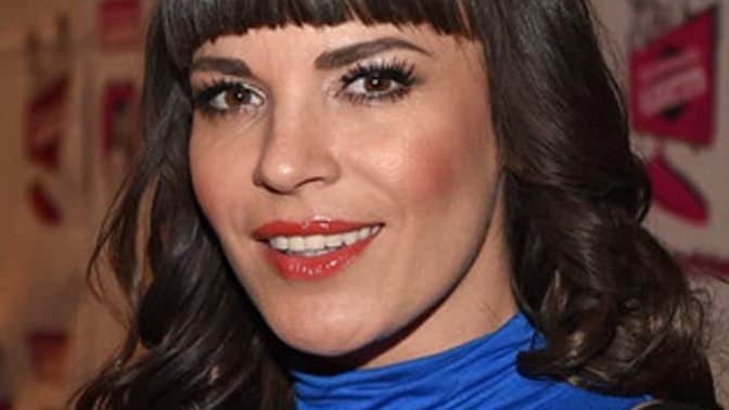Yetişkin içerikli film oyuncusu Dana Dearmond sizce Yeşim Salkım'a benziyor mu?