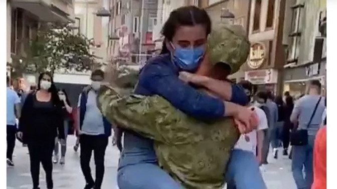 Askerden gelip kız kardeşlerine sürpriz yaptı, sarılma şekli tartışma yarattı! Senin fikrin ne?