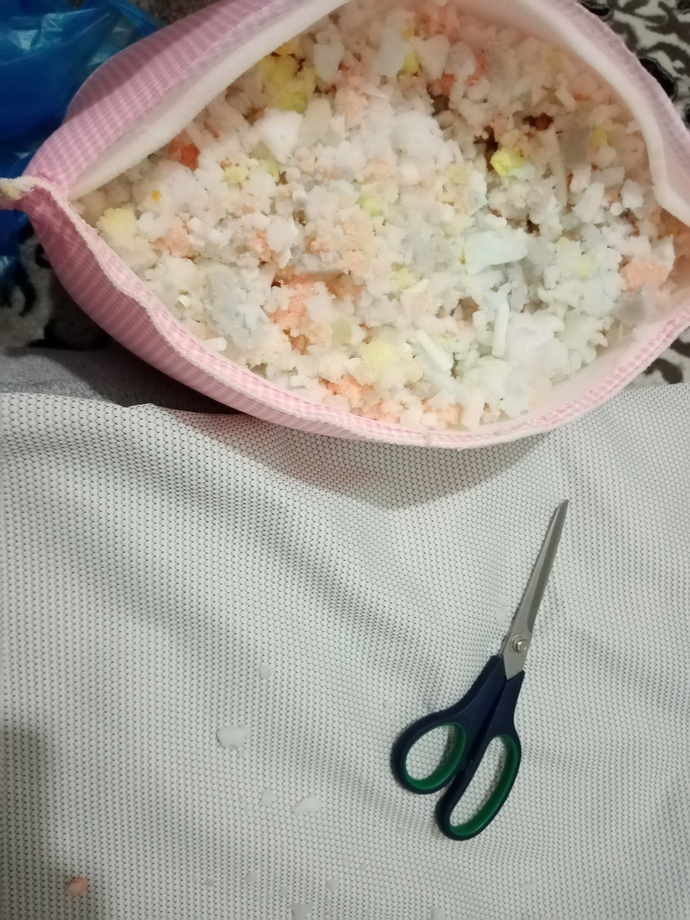 Sizce ben gece 3te uykudan uyanıp yeni aldığım yastığı kesip biçip yeniden yastık yapmış mıyımdır?