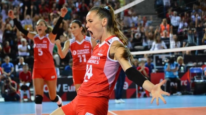 Milli voleybolcumuz Eda Erdem Dündar, FIVB'nin "2021 yılının en iyi 12 kadın voleybolcusu" listesinde yer aldı! Gururlandık mı?