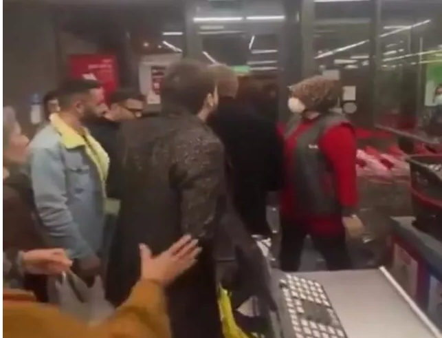 Maske uyarısı yapan kasiyerin üzerine yürüdüler! Markette maske takıyor musunuz?