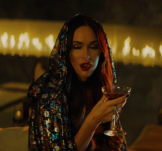 Megan Fox ve Machine Gun Kelly çifti birbirlerinin kanını içerek nişanlandılar. Sizce reklam mı bu?
