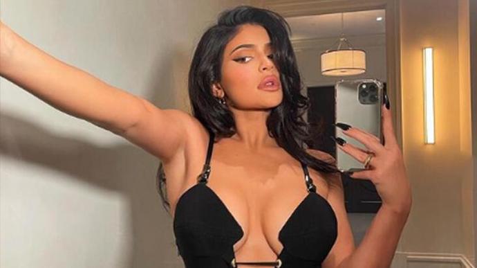 Kylie Jenner, Instagramda 300 milyon takipçiye ulaşan ilk kadın olmuş. Sosyal medyada kimleri takip ediyorsun?