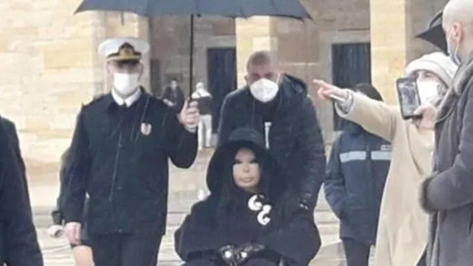 Bülent Ersoya şemsiye tutan albay görevden alınmış. Ne bu şimdi?
