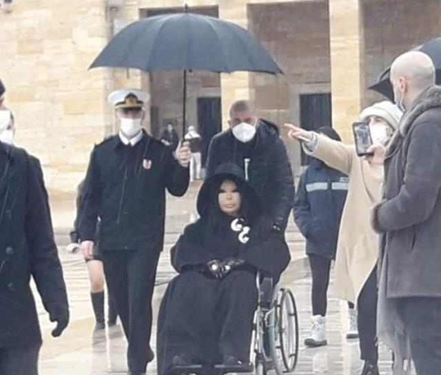 Bülent Ersoya şemsiye tutan Anıtkabir komutanı ve takım komutanı görevinden alındı. Ne düşünüyorsunuz?