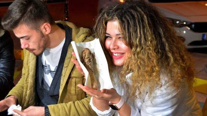 Sevgilim, beni şırdan yemeye zorluyor ama sevmiyorum. Birine istemediği bir şeyi yemesi için ısrar eder misin?