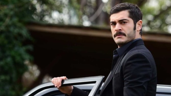 Siyah gömleğin yakışmadığı erkek var mıdır?
