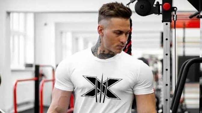 Fit erkeklerde oversize tişört mü slim fit tişört mü daha iyi?