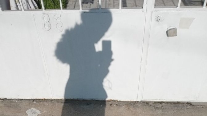 Gölgen senin bir parçan mıdır benim değil tutuyorum kulağından yürü kız eve diyorum 🤭🤭?