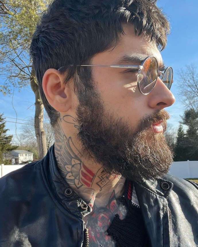 Zayn Malik son paylaştığı fotoğrafla Burak Özçivite benzetildi. Sizce benziyor mu?