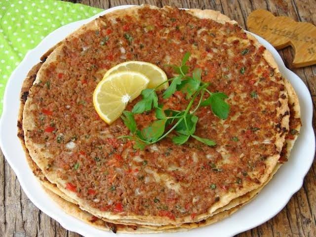 Gece gece aç olan var mı lahmacun sever misiniz?