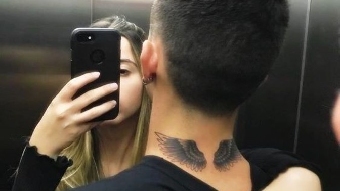 Boyunda kanat dövmesi güzel mi sizce?