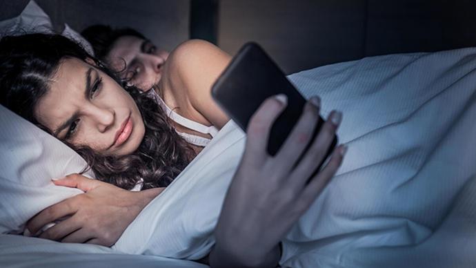Evli çiftlerin telefonlarında şifre olmalı mıdır?