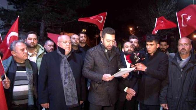 Sezen Aksu, evinin önünde protesto edildi! Ne düşünüyorsunuz?