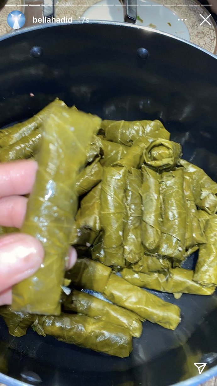 Ünlü manken Bella Hadidin elleriyle yaprak sarması sardığı görüntüler beğeni yağmuruna tutuldu. Sizce de çok sempatik değil mi?
