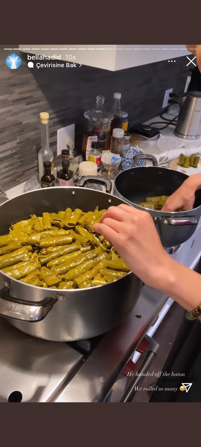 Ünlü manken Bella Hadidin elleriyle yaprak sarması sardığı görüntüler beğeni yağmuruna tutuldu. Sizce de çok sempatik değil mi?