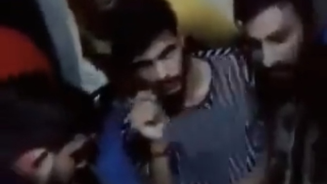 İstanbul’da Pakistanlı bir grup başka bir Pakistanlı grubu silah zoruyla gasp etti, ellerini bağlayarak video çekti bu vaziyet ne?