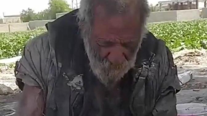 İranlı Amou Hadji 67 yıldır, "Uğursuzluk getirir." diyerek banyo yapmıyor! Senin batıl inançların var mı?