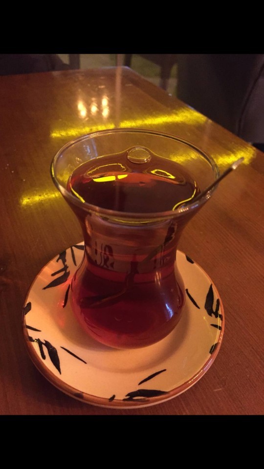 Benimle çay içmek isteyen var mı?