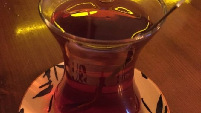 Benimle çay içmek isteyen var mı?