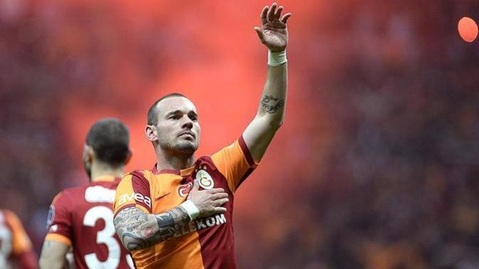 9 Yıl Önce Bugün: Wesley Sneijder Galatasaray'da! Sneijder'i tek kelime ile özetleyecek olsanız ne dersiniz?