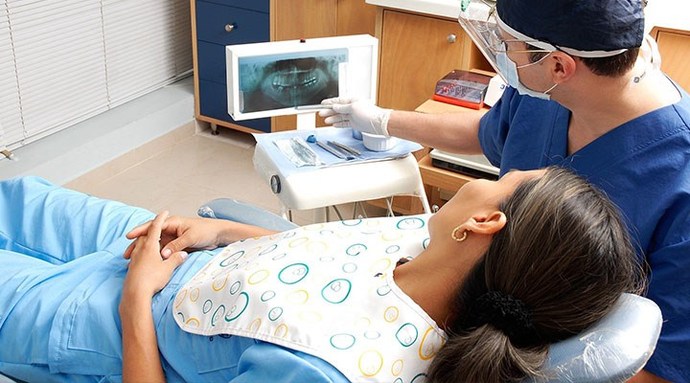 Diş hekimleri devlette kadro bulamadığı için ya kendi kliniğini açmak zorunda kalıyor ya da mevcut kliniklerde işçi olarak asgari