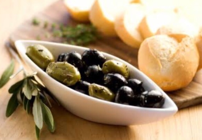 Zeytin bayat ekmekle mi taze ekmekle mi güzel gider?