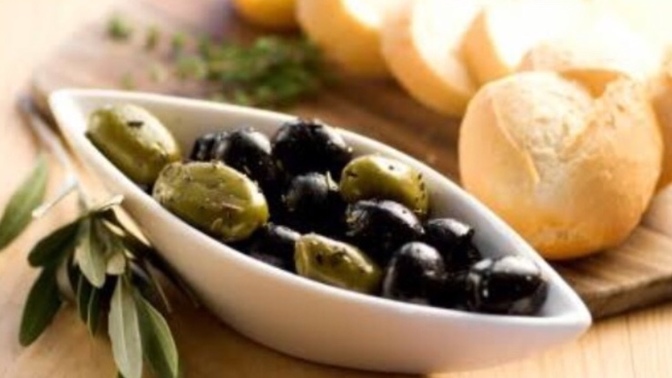 Zeytin bayat ekmekle mi taze ekmekle mi güzel gider?