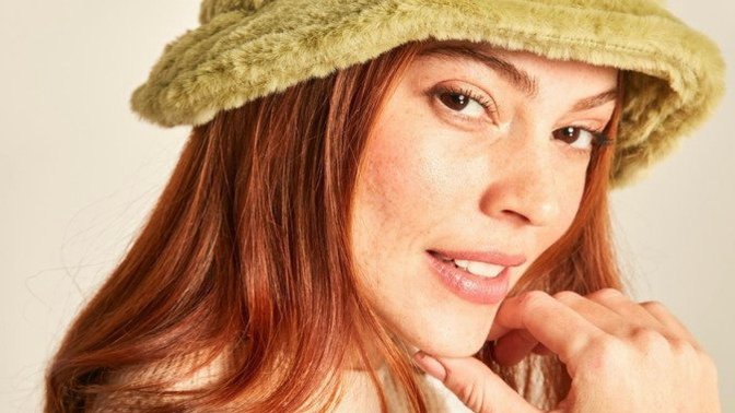 Saçlarım modelle aynı renkte, hangi şapka daha iyi?