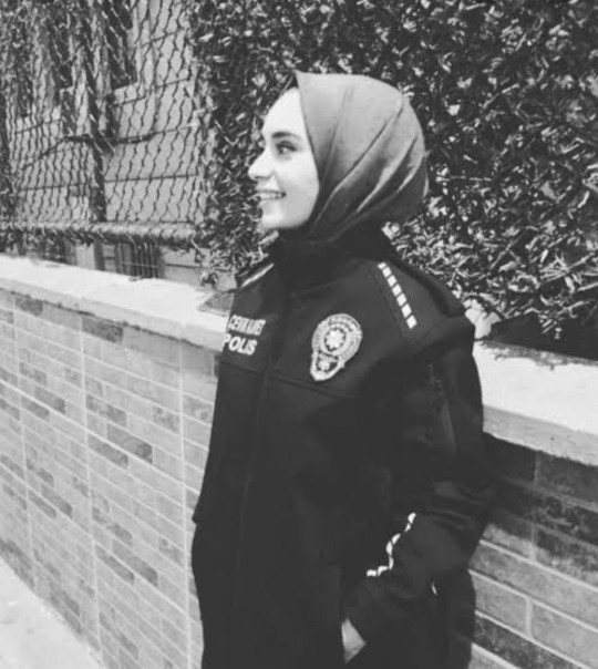 Bir kadın için polislik mi katiplik mi sizce?